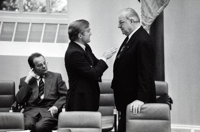 Deutschland, Bonn , 21.06.1990 Archiv-Nr.: 18-12-28 Bundestagsdebatte zur polnischen Grenze und zum Staatsvertrag Foto: v.l.n.r.: Lutz Stavenhagen, Staatsminister im Bundeskanzleramt, Wirtschaftsminister Helmut Haussmann und Bundeskanzler Helmut Kohl Bundestagsdebatte zur polnischen Grenze und zum Staatsvertrag *** Germany, Bonn , 21 06 1990 Archiv Nr 18 12 28 Bundestag debate on the Polish border and the State Treaty Photo by Lutz Stavenhagen, Minister of State in the Federal Chancellery, Minister of Economics Helmut Haussmann and Chancellor Helmut Kohl Bundestag debate on the Polish border and the State Treaty