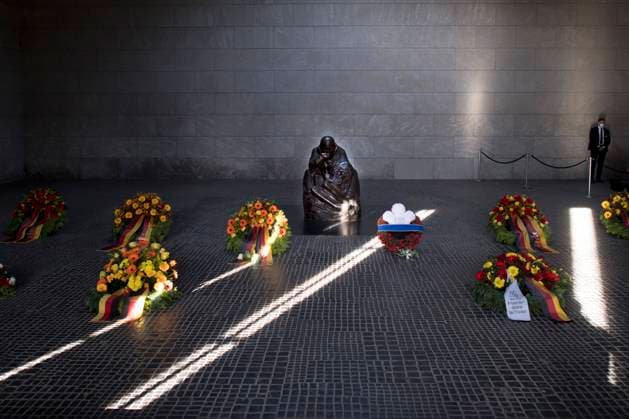 Neue Wache DEU, Deutschland, Germany, Berlin, 15.11.2020 Bronzeskulptur Mutter Mit Totem Sohn von Kaethe Kollwitz in der zentralen Gedenkstaette der Bundesrepublik Deutschland, bei der Kranzniederlegung fuer die Opfer von Krieg und Gewaltherrschaft anlaesslich vom Volkstrauertag in den Neuen Wache Unter den Linden in Berlin. Neue Wache, Käthe Kollwitz. Sculpture Mother with Dead Son, Mutter Mit Totem Sohn, by Kaethe Kollwitz during a wreath laying ceremony on national Memorial Day on November 15, 2020 at the Neue Wache in memorial to victims of war and tyranny in Berlin, Germany. *** Neue Wache DEU, Germany, Germany, Berlin, 15 11 2020 Bronze sculpture Mother With Dead Son by Kaethe Kollwitz in the central memorial of the Federal Republ