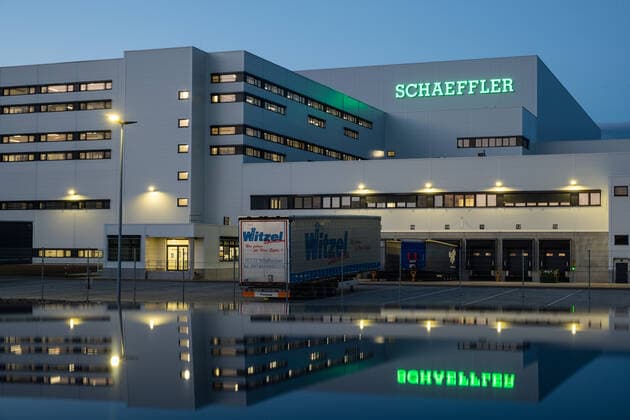 Im Industriegebiet Star Park ,nördlich der Stadt Halle (Saale) an der Autobahn A14 startet der Autozulieferer Schaeffler sein neues Europa-Logistikzentrum . Das Logistikzentrum für Autoersatzteile dient auch als Zentrallager für Deutschland,Österreich und die Schweiz. Symbolbild mit Schaeffler-Logo für die Schaeffler Group. *** The automotive supplier Schaeffler is starting its new European Logistics Center in the Star Park industrial estate north of the city of Halle Saale on the A14 motorway The logistics center for automotive spare parts also serves as the central warehouse for Germany, Austria and Switzerland Symbol image with Schaeffler logo for the Schaeffler Group