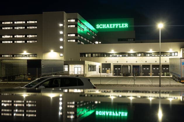 Im Industriegebiet Star Park ,nördlich der Stadt Halle (Saale) an der Autobahn A14 startet der Autozulieferer Schaeffler sein neues Europa-Logistikzentrum . Das Logistikzentrum für Autoersatzteile dient auch als Zentrallager für Deutschland,Österreich und die Schweiz. Symbolbild mit Schaeffler-Logo für die Schaeffler Group. *** The automotive supplier Schaeffler is starting its new European Logistics Center in the Star Park industrial estate north of the city of Halle Saale on the A14 motorway The logistics center for automotive spare parts also serves as the central warehouse for Germany, Austria and Switzerland Symbol image with Schaeffler logo for the Schaeffler Group