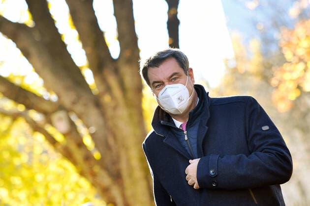 Markus SOEDER State Premier of Bavaria and CSU Chairman ,with FFP2 mouthguard,mask,KN95, single image,cut single motif,half figure,half figure Press conference of the Bavarian State Government on the subject of Corona Pandemic and the Lockdown Light,breakwater on 18 11 2020 at the Prinz Carl Palais in Munich