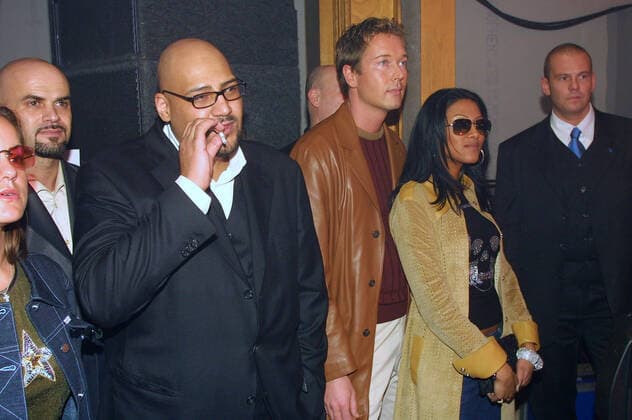 Film Frau 2 Sucht Happy End 09.01.2001 (R-L) Sabrina Setlur, Saengerin, + Freund Soeren Leitert + Rapper Moses Peter Pelham bei der Party nach der Filmpremiere - Frau 2 Sucht Happy End - in Berlin - 09.01.2001 - *** Film Frau 2 Sucht Happy End 09 01 2001 R L Sabrina Setlur, singer, friend Soeren director Rapper Moses Peter Pelham at the party after the film premiere Frau 2 Sucht Happy End in Berlin 09 01 2001 XXX