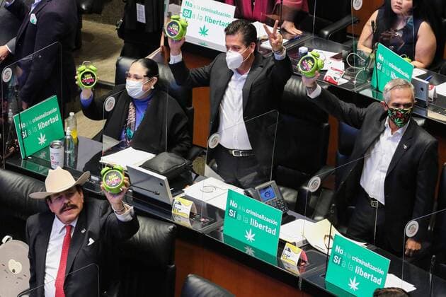 Bilder des Jahres 2020, News 11 November News Themen der Woche KW47 News Bilder des Tages Senators celebrate the approval by majority of the Federal Law for the regulation of cannabis, in Mexico City, Mexico, 19 November 2020. The Mexican Senate approved legalizing recreational marijuana on Thursday, a historic step to alleviate the human rights crisis and consolidate the country as a cannabis industrial powerhouse, although activists warn that it is still insufficient and must still overcome legislative hurdles. Mexican Senate takes a short but historic step to legalize marijuana !ACHTUNG: NUR REDAKTIONELLE NUTZUNG!  Copyright: xJOSExPAZOSxFABIANx MEX965 20201120-637414347629904487