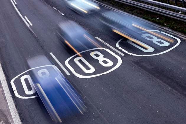 IMAGO Nature: Unsere Erde, Umweltverträgliche Herausforderungen, Kohlendioxid Piktogramme auf der Fahrbahn weisen Autofahrer auf dem Kölner Autobahnring auf Tempolimit 80 Stundenkilometer hin. (Themenbild, Symbolbild) Köln, 19.11.2020 *** Pictograms on the carriageway inform drivers on the Cologne motorway ring about the speed limit of 80 kilometres per hour Theme picture, symbolic picture Cologne, 19 11 2020 Foto:xC.xHardtx xFuturexImage