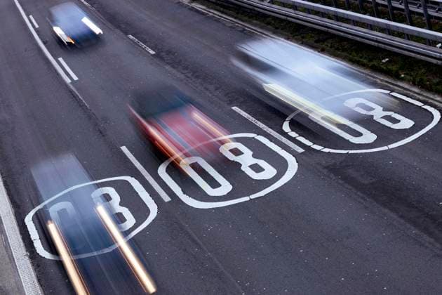 Piktogramme auf der Fahrbahn weisen Autofahrer auf dem Kölner Autobahnring auf Tempolimit 80 Stundenkilometer hin. (Themenbild, Symbolbild) Köln, 19.11.2020 *** Pictograms on the carriageway inform drivers on the Cologne motorway ring about the speed limit of 80 kilometres per hour Theme picture, symbolic picture Cologne, 19 11 2020 Foto:xC.xHardtx xFuturexImage