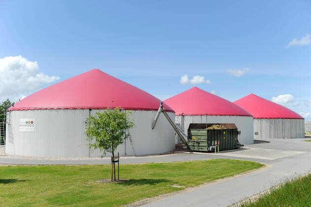 IMAGO Nature: Unsere Erde, Energiequellen, Biomasse Biogasanlage auf Nordstrand Deutschland , MT Energie Biogasanlage mit Blockheizkraftwerk BHKW zur Stromerzeugung und Waermeerzeugung auf Nordseeinsel Nordstrand , Betrieb Hubertus Empen Europe Germany GER Biogas plant in Schleswig-Holstein copyright (c) Joerg Boethling *** agenda , Veroeffentlichung nur gegen Honorar und Belegexemplar an *** publication only with royalties and copy to: agenda WEITERE MOTIVE ZU DIESEM THEMA SIND VORHANDEN!! MORE PICTURES ON THIS SUBJECT AVAILABLE!!