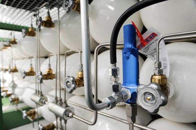 IMAGO Nature: Unsere Erde, Umweltverträgliche Herausforderungen des 21. Jahrhunderts, Methan Hamburg Bio-CNG Biogas GERMANY Hamburg, fuel station sells Bio CNG, which is biomethan from Biogas fermented from waste or garbage ***DEUTSCHLAND Hamburg, Verkauf von Bio-CNG, Biomethan aus 100% Biogas aus fermentierten Abfallstoffen gewonnen, durch Firma Mabagas an einer Oil Tankstelle in Schenefeld, container fuer Gasverdichter und Gasflaschen, das Gas wird hier auf 285 bar verdichtet und in Druckflaschen zwischen gespeichert Hamburg Germany