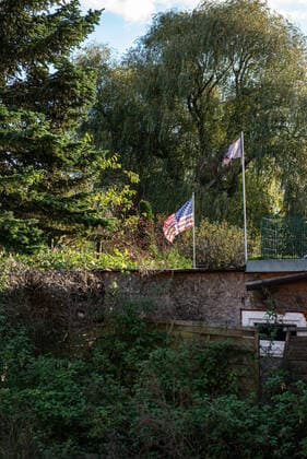Endstation S2 Bernau Die amerikanische Flagge weh in einem Kleingarten der Neuen Gärten in Bernau Berlin Bernau Berlin Deutschland *** Final stop S2 Bernau The American flag is waving in an allotment garden of the Neue Gärten in Bernau Berlin Bernau Berlin Germany
