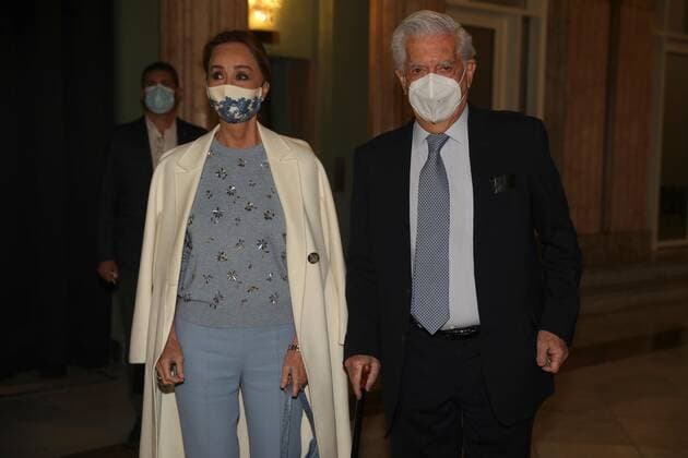 Peruvian writer Mario Vargas Llosa (R) and his partner Isabel Preysler (L) pose for the photographers before 2020 EÑE Festival at Circulo de Bellas Artes in Madrid, Spain, 20 November 2020. Vargas Llosa will receive the 2020 EÑE Festival Award as a tribute of his writer career. Peruvian writer Vargas Llosa receives the 2020 EÑE Festival Award !ACHTUNG: NUR REDAKTIONELLE NUTZUNG!  Copyright: xJuanJoxMartínx GRAF2401 20201120-637414965068015189