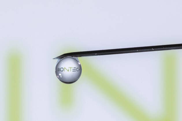The logo of the biotechnology company Biontech is visible in the drop on a syringe Berlin, 20 11 2020 Biontech is working on a promising vaccine against corona virus Berlin Germany Copyright: xFlorianxGaertner photothek.dex