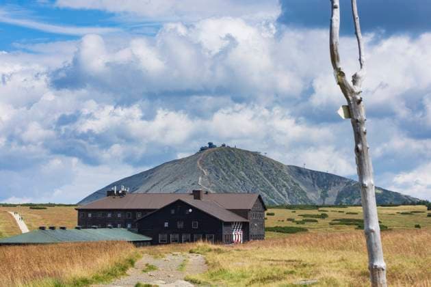mountain hut Lucni bouda (Wiesenbaude), view to mountain Snezka or Sniezka (Schneekoppe) Pec pod Snezkou (Petzer) Kralovehradecky, Hradec Kralove Czech Krkonose (Giant Mountains, Riese