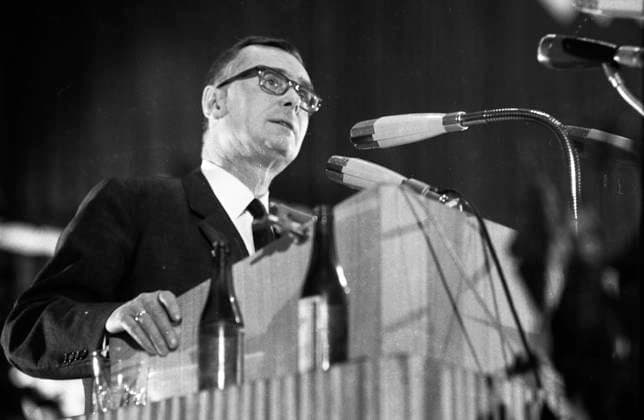 4. Gewerkschaftstag der IGBE 1967 DEU, Deutschland, Bonn: Der 4. Gewerkschaftstag der IG Bergbau und Energie ( IGBE) am 22.02.1967 in Bonn in der Beethovenhalle.Karl Schiller . DEU, Germany, Bonn: The 4th Trade Union Congress of the IG Bergbau und Energie ( IGBE ) on February 22, 1967 in Bonn in the Beethovenhalle. NRW *** 4 Trade Union Congress of the IGBE 1967 DEU, Germany, Bonn The 4 Trade Union Congress of the IG Bergbau und Energie IGBE on 22 02 1967 in Bonn in the Beethovenhalle Karl Schiller DEU, Germany, Bonn The 4th Trade Union Congress of the IG Bergbau und Energie IGBE on February 22, 1967 in Bonn in the Beethovenhalle NRW