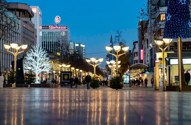 The city center of Duisburg, shopping street Königstrasse, on the day of the opening of the Christmas light decoration, normally also of the Christmas market, which remained closed because of the 2 Corona Crisis Lockdown, empty shopping streets, mask duty in the city center, Duisburg, NRW, Germany, City of Duisburg Corona Lockdown