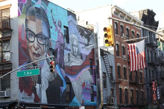 IMAGO ICONS: Ruth Bader Ginsburg Berühmte Feministinnen, Ruth Bader Ginsburg November 20, 2020, New York, New York, USA: A view of street artist Elle s in-progress three-story memorial mural of former Supreme Court Justice RUTH BADER GINSBURG, seen in the East Village. The East 11th Street and 1st Avenue location is site of the former Shepard Fairey mural Rise Above which underwent damage from a broken pipe and exposure. New York USA - ZUMAk03_ 20201120_zaf_k03_031 Copyright: xNancyxKaszermanx