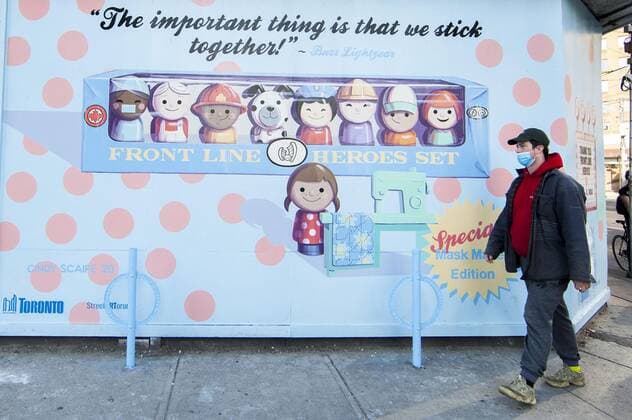 (201120) -- TORONTO, Nov. 20, 2020 -- A man wearing a face mask walks past a mural thanking frontline workers in Toronto, Canada, on Nov. 20, 2020. Canadian Prime Minister Justin Trudeau said on Friday that the country is at stake as COVID-19 has been worsening. As of Friday afternoon, Canada reported a total of 319,038 cases and 11,313 deaths. (Photo by Xinhua) CANADA-TORONTO-COVID-19-CASES ZouxZheng 