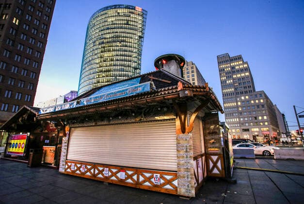 Christmas market Berlin Berlin, 20 11 2020 Christmas market at Potsdamer Platz Gleuhweinstaende and stalls still closed in front of the DB Tower building In November the Christmas market will remain closed in the second lockdown to contain the corona pandemic Berlin Deutschland Potsdamer Platz