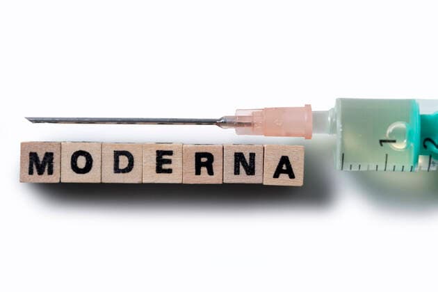 Corona virus vaccination: Moderna US-Pharmakonzern Moderna liefert vielversprechnde Daten für ihren produzierten Corona-Impfstoff. Im Bild: Illustration mit dem Logo von moderna sowie einer Spritze mit Kanüle. Wien, Österreich. 21.11.2020
