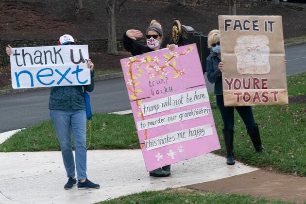 November 21, 2020, Sterling, Virginia, USA: Protesters demonstrate outside the Trump National Golf Club as United States President Donald J. Trump arrives on Saturday, November 21, 2020 Sterling USA - ZUMAs152 20201121_zaa_s152_016 Copyright: xChrisxKleponisx-xPoolxViaxCnpx
