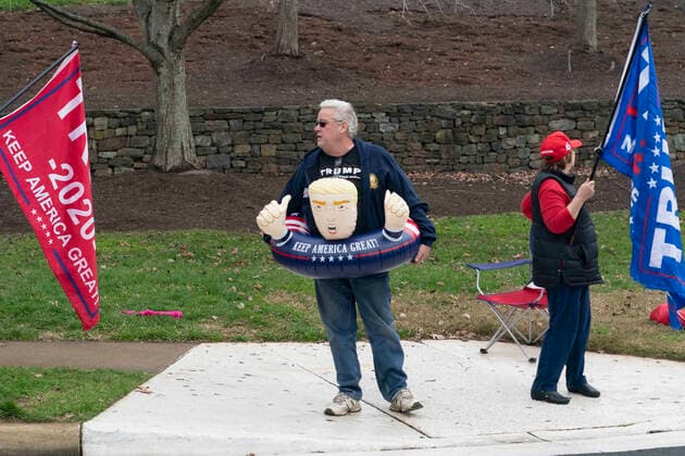 November 21, 2020, Sterling, Virginia, USA: Protesters demonstrate outside the Trump National Golf Club as United States President Donald J. Trump arrives on Saturday, November 21, 2020 Sterling USA - ZUMAs152 20201121_zaa_s152_015 Copyright: xChrisxKleponisx-xPoolxViaxCnpx