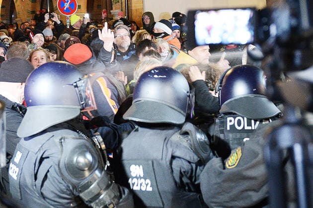 Demonstration against the anti-corona measures of the Federal Government, Leipzig, 21 11 2020 Clashes between police and demonstrators at a demonstration against the corona measures in Leipzig 21 11 2020 The demonstrators try to break a police chain The police use pepper spray Leipzig Saxony Germany