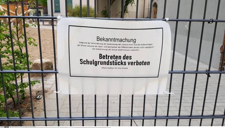 Feature Symbol School at Corona Times 06 20 pp A school in Hamburg in May 2020 Germany German German city Corona pandemic COVID 19 App Pandemic SARS CoV 2 Virus Coronavirus outdoor area outdoor area outdoor area outdoor area outdoor area closed closed closed note sign germany school crosswise