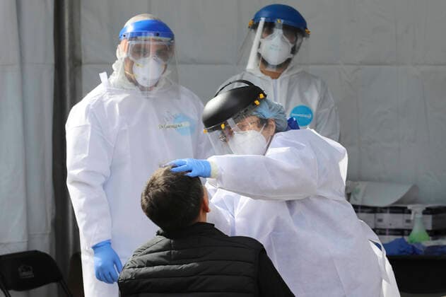MEXICO CITY, MEXICO - NOVEMBER 20: A Health worker wears Personal Protective Equipment (PPE) while makes a rapid test to a person to detect the SARS-Cov2 that causes the COVID-19 disease, in a tent installed outside the Etiopia Metro station on November 20, 2020 in Mexico City, Mexico. Credit: Jose Ortega Eyepix Group The Photo Access MEX - 2020 - Speed Test To Detect Covid-19 Disease in Mexico City  Copyright: xJosexOrtegax