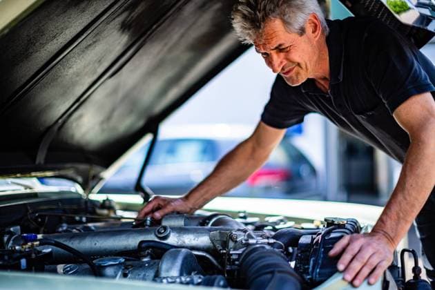 Dieter Braun ist ein Automechaniker der besonderen Art – das weiß auch der König von Thailand. 24.04.2020: Dieter Braun Motorenbau in Benningen seit 1988 ein solider schwäbischer Handwerksbetrieb, bestehend aus einem Team von 10 hochqualifizierten Mitarbeitern, welcher die klassischen Handwerksberufe von KFZ-Mechanik, Feinmechanik und Elektronik vereint. Auf einer Werkstattfläche von 1.300m2 arbeiten wir mit modernster Technologie und decken dabei das gesamte Leistungsspektrum, beginnend mit der Diagnose, über die Instandsetzung bis zum Motorenbau ab. Der exzellente Ruf des Benningers rührt daher, dass er historische Motoren in Autos oder Flugzeugen wieder zum Laufen bringt, an denen andere Mechaniker verzweifeln würden. In der Werkstatt we