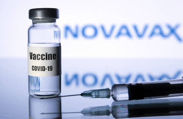 November 21, 2020, Ukraine: In this photo illustration a medical syringe and a vial with COVID-19 coronavirus vaccine seen in front of the Novavax the U.S. vaccine development company logo. Ukraine - ZUMAs197 20201121_zaa_s197_258 Copyright: xPavloxGoncharx