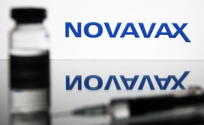 November 21, 2020, Ukraine: In this photo illustration a medical syringe and a vial with COVID-19 coronavirus vaccine seen in front of the Novavax the U.S. vaccine development company logo. Ukraine - ZUMAs197 20201121_zaa_s197_259 Copyright: xPavloxGoncharx