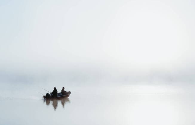 Man and child fishing in a boat in very heavy fog on a lake. Buck Lake, ON, Canada CR_DOHO201106L-543744-01 ,model released, Symbolfoto