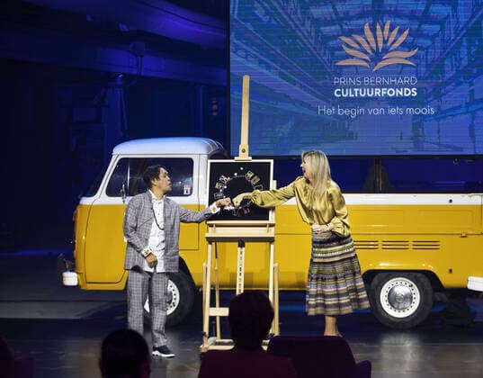 23-11-2020 Amsterdam Queen Maxima at the award ceremony, to ISH Dance Collective, of the Prins Bernhard Cultuurfonds 2020 at the Kromhouthal in Amsterdam. The Cultuurfonds awards this oeuvre prize of 150.000 euro, annually to a person or institution with a great track record in the field of culture, nature or science in the Netherlands  Copyright: xPPEx