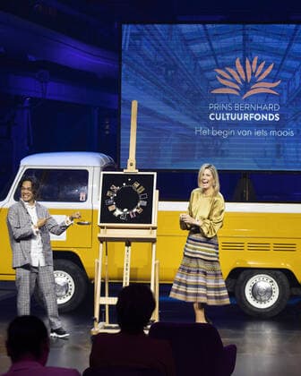 Entertainment Themen der Woche KW48 Entertainment Bilder des Tages 23-11-2020 Amsterdam Queen Maxima at the award ceremony, to ISH Dance Collective, of the Prins Bernhard Cultuurfonds 2020 at the Kromhouthal in Amsterdam. The Cultuurfonds awards this oeuvre prize of 150.000 euro, annually to a person or institution with a great track record in the field of culture, nature or science in the Netherlands  Copyright: xPPEx