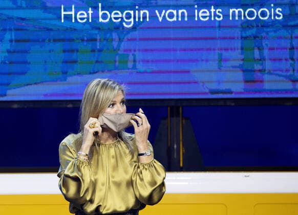 23-11-2020 Amsterdam Queen Maxima at the award ceremony, to ISH Dance Collective, of the Prins Bernhard Cultuurfonds 2020 at the Kromhouthal in Amsterdam. The Cultuurfonds awards this oeuvre prize of 150.000 euro, annually to a person or institution with a great track record in the field of culture, nature or science in the Netherlands  Copyright: xPPEx