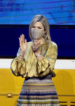 23-11-2020 Amsterdam Queen Maxima at the award ceremony, to ISH Dance Collective, of the Prins Bernhard Cultuurfonds 2020 at the Kromhouthal in Amsterdam. The Cultuurfonds awards this oeuvre prize of 150.000 euro, annually to a person or institution with a great track record in the field of culture, nature or science in the Netherlands  Copyright: xPPEx