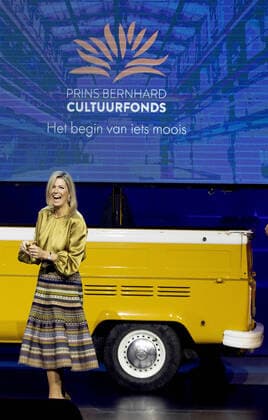 23-11-2020 Amsterdam Queen Maxima at the award ceremony, to ISH Dance Collective, of the Prins Bernhard Cultuurfonds 2020 at the Kromhouthal in Amsterdam. The Cultuurfonds awards this oeuvre prize of 150.000 euro, annually to a person or institution with a great track record in the field of culture, nature or science in the Netherlands  Copyright: xPPEx