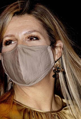 23-11-2020 Amsterdam Queen Maxima at the award ceremony, to ISH Dance Collective, of the Prins Bernhard Cultuurfonds 2020 at the Kromhouthal in Amsterdam. The Cultuurfonds awards this oeuvre prize of 150.000 euro, annually to a person or institution with a great track record in the field of culture, nature or science in the Netherlands  Copyright: xPPEx