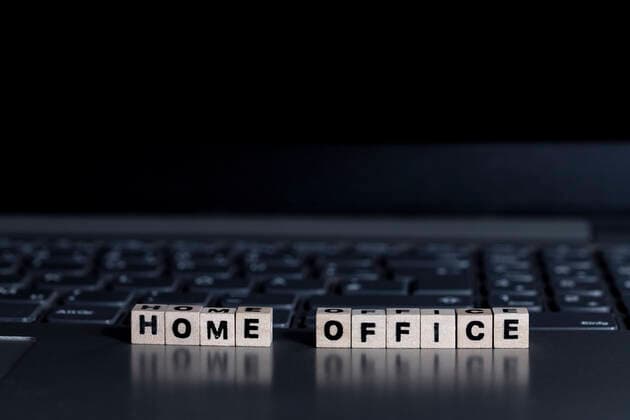 Corona virus: Home Office Aufgrund des Coronavirus befinden sich viele Personen im Homeoffice. Im Bild: Illustration mit Buchstabenwürfel ,,HOME OFFICE sowie einem Laptop. Wien, Österreich. 23.11.2020