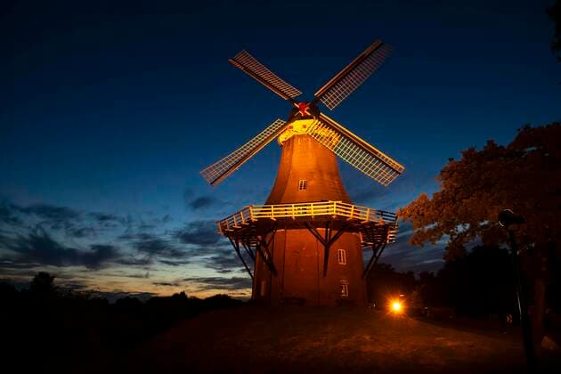 Illuminated Greetsiel twin mills, Greetsiel, Krummhörn, East Frisia, Lower Saxony, Germany, Europe Copyright: imageBROKER/HansxLippert ibxhli06216114.jpg