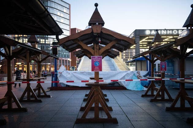 A closed sales stand at the Christmas market at Potsdamer Platz in Berlin Photo picture christmas market in lockdown