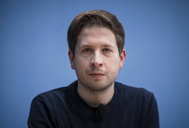 Kevin Kuehnert, Stellv. Parteivorsitzender der SPD, Bundesvorsitzender der Jusos, aufgenommen bei der Pressekonferenz Radikalisierung und Normalisierung - Gefahr durch Antisemitismus und Corona-Leugner-Szene waechst, in der Bundespressekonferenz in Berlin. 24.11.2020. Berlin Deutschland *** Kevin Kuehnert, Deputy Chairman of the SPD, Federal Chairman of the Jusos, recorded at the press conference Radicalization and Normalization - The Danger of Anti-Semitism and the Corona Denial Scene is Growing , at the Federal Press Conference in Berlin 24 11 2020 Berlin Germany Copyright: xFelixxZahn photothek.netx