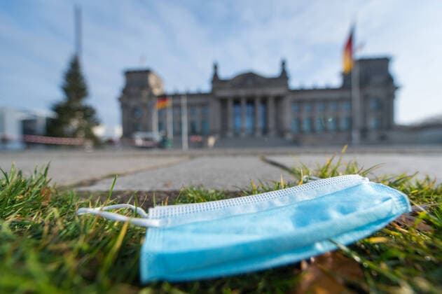 Berlin, theme picture Mask duty Germany, Berlin 24 11 2020 The picture shows a disposable mask on the meadow in front of the German Bundestag Berlin Berlin Germany
