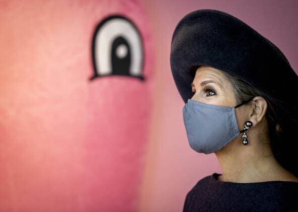Königin Maxima der Niederlande besucht das nationale Museum für Psychiatrie in Haarlem 24-11-2020 Haarlem Queen Máxima during the opening of the renewed Museum of the Spirit Dolhuys at the former Plague, Dol, and Leproos House in Haarlem. The museum shows personal stories at the intersection of mental health, art and science. The collection focuses on 700 years of healthcare history as well as contemporary art.  Copyright: xxPPE pool RPE vanxWeelx