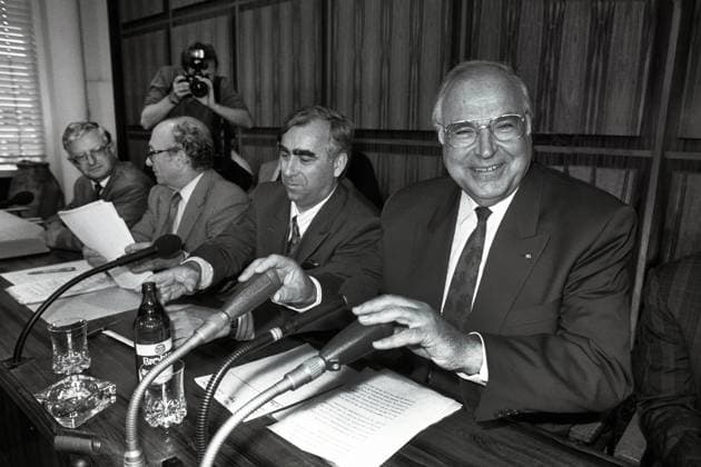 Deutschland, Bonn , 07.08.1990 Archiv-Nr.: 18-62-11 Gespraeche der Bundesregierung mit der SPD ueber einen moeglichen vorgezogenen Wahltermin Foto: v.l.n.r.: Rudolf Seiters, FDP-Vorsitzender Otto Graf Lambsdorff, CSU-Vorsitzender Theo Waigel und CDU-Vorsitzender Helmut Kohl Gespraeche der Bundesregierung mit der SPD ueber einen moeglichen vorgezogenen Wahltermin *** Germany, Bonn , 07 08 1990 Archiv Nr 18 62 11 Talks between the Federal Government and the SPD about a possible early election date Photo by Rudolf Seiters, FDP Chairman Otto Graf Lambsdorff, CSU Chairman Theo Waigel and CDU Chairman Helmut Kohl Talks between the Federal Government and the SPD about a possible early election date