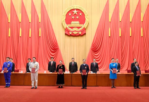 (201124) -- BEIJING, Nov. 24, 2020 -- Xi Jinping and other leaders of the Communist Party of China and the state present honorary certificates to representatives of the awardees at a gathering to honor model workers and exemplary individuals at the Great Hall of the People in Beijing, capital of China, Nov. 24, 2020. ) CHINA-BEIJING-XI JINPING-MODEL WORKERS-EXEMPLARY INDIVIDUALS-GATHERING (CN) LixXueren 