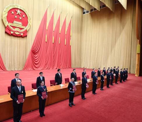 (201124) -- BEIJING, Nov. 24, 2020 -- Xi Jinping and other leaders of the Communist Party of China and the state present honorary certificates to representatives of the awardees at a gathering to honor model workers and exemplary individuals at the Great Hall of the People in Beijing, capital of China, Nov. 24, 2020. ) CHINA-BEIJING-XI JINPING-MODEL WORKERS-EXEMPLARY INDIVIDUALS-GATHERING (CN) XiexHuanchi 