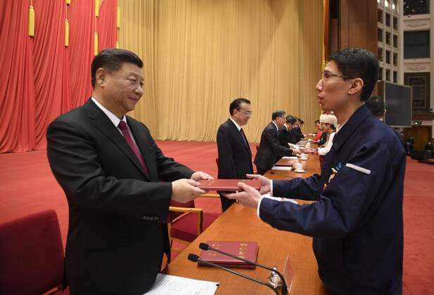 (201124) -- BEIJING, Nov. 24, 2020 -- Xi Jinping and other leaders of the Communist Party of China and the state present honorary certificates to representatives of the awardees at a gathering to honor model workers and exemplary individuals at the Great Hall of the People in Beijing, capital of China, Nov. 24, 2020. ) CHINA-BEIJING-XI JINPING-MODEL WORKERS-EXEMPLARY INDIVIDUALS-GATHERING (CN) LixXueren 