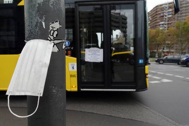 12 11 2020, Berlin, GER Mund Nasen Schutz hangs on a lamppost everyday, cut, breathing mask, breathing mask, outdoor, outdoor shot, Berlin, bus, BVG, corona epidemic, corona crisis, corona pandemic, c