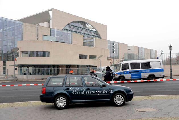 Bilder des Jahres 2020, News 11 November News Themen der Woche KW48 News Bilder des Tages 25 . 11 . 2020 , Berlin Mitte : Am heutigen Morgen ist ein dunkler Pkw bis zum Eingangstor des Bundeskanzleramtes vorgedrungen . Auf dem Fahzeug steht : Stop der Globalisierungs-Politik und Ihr verdammten Kinder - und alte Menschen - Mörder . *** 25 11 2020 , Berlin Mitte This morning a dark car has reached the entrance gate of the Federal Chancellery The car is marked Stop Globalization Policy and You Damned Children and Old People Murderers