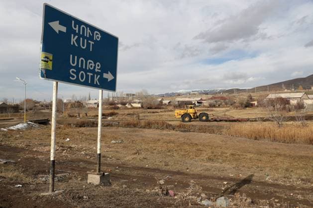 ARMENIA - NOVEMBER 25, 2020: A directional sign to the Armenian village of Sotk situated on the border with Kalbajar District which has passed over the control of Azerbaijan starting November 25, according to a trilateral agreement between the leaders of Armenia, Azerbaijan, and Russia on a complete ceasefire in Nagorno-Karabakh. Alexander Ryumin TASS  TS0EFACB
