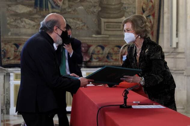 Spanish Emeritus Queen Sofia (R) awards Chilean poet Raul Zurita (L) with the 29th Queen Sofia Award of Latin America Poetry, during a ceremony held at the Royal Palace in Madrid, Spain, 25 November 2020. 29th Queen Sofia Award of Latin America Poetry !ACHTUNG: NUR REDAKTIONELLE NUTZUNG!  Copyright: xFernandoxAlvaradox GRAF5423 20201125-637419310213118744